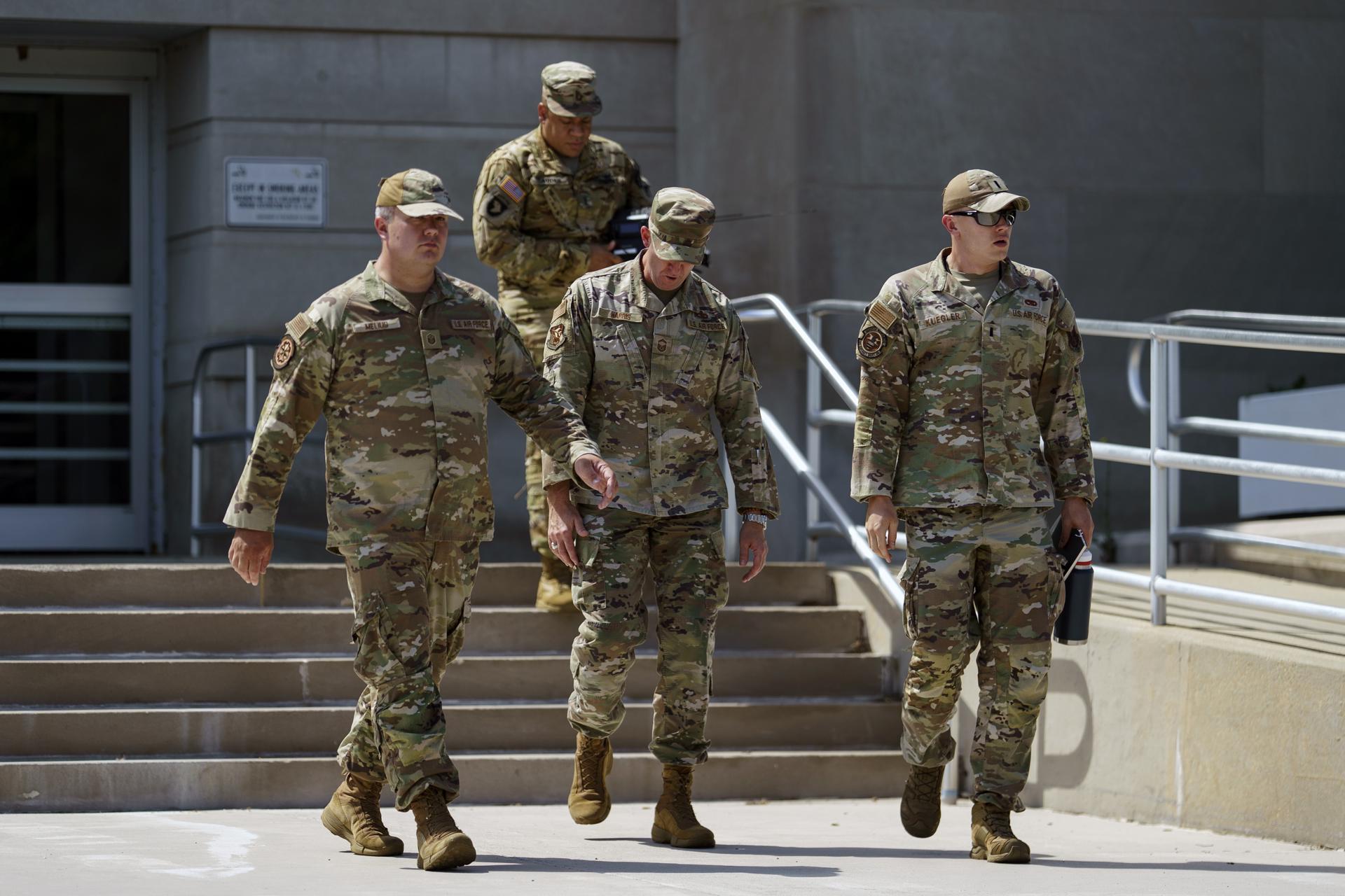 Miembros de la Guardia Nacional en el DC Armory en Washington D.C.