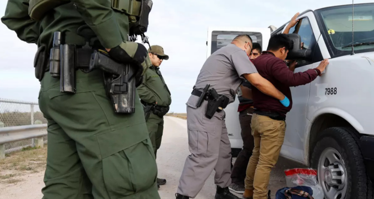 Alcalde inmigrante vota a favor de reabrir cárcel para migrantes en pequeño pueblo de Tennessee