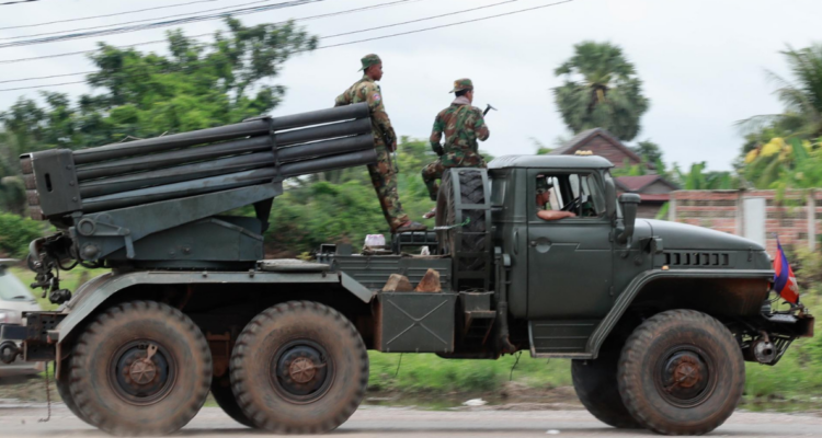 Tailandia acusa a Camboya de violar alto al fuego tras explosión de una mina terrestre en la frontera