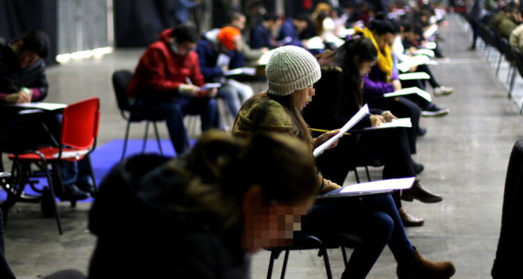 Ejercen sin aprobar: revelan que 13 médicos extranjeros trabajan en sistema público sin el Eunacom