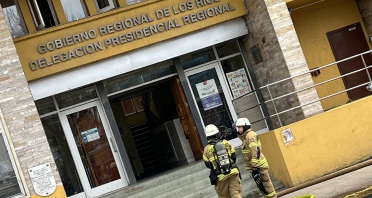 Emanación de gas en edificio del GORE de Los Ríos obliga evacuación de cerca de 100 funcionarios