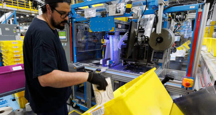 Empresas europeas de envíos de paquetes suspenden servicios hacia EEUU ante fin de las exenciones