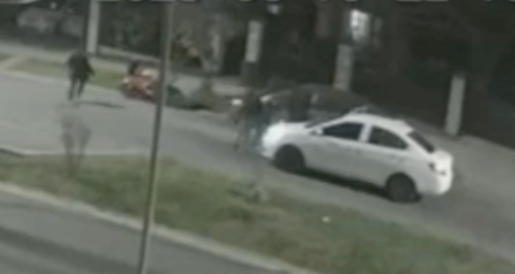 Mujer sufre violenta encerrona en Puente Alto tras ir a buscar un objeto a su auto