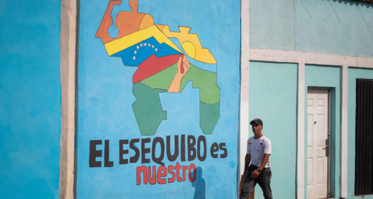 Mural con el mapa de Venezuela que dice “El Esequibo es nuestro” en Caracas