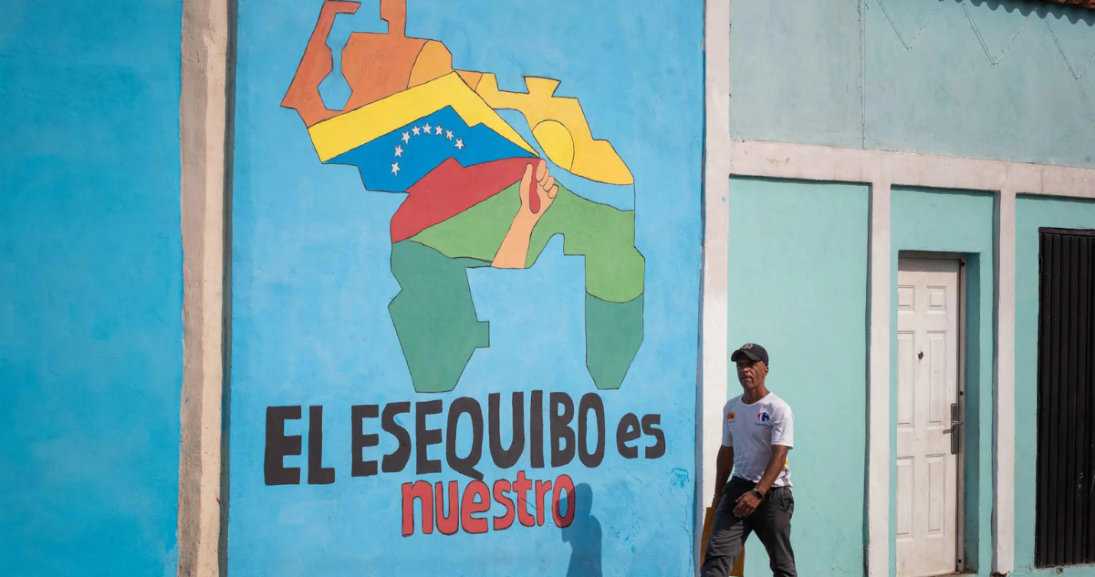 Mural con el mapa de Venezuela que dice “El Esequibo es nuestro” en Caracas