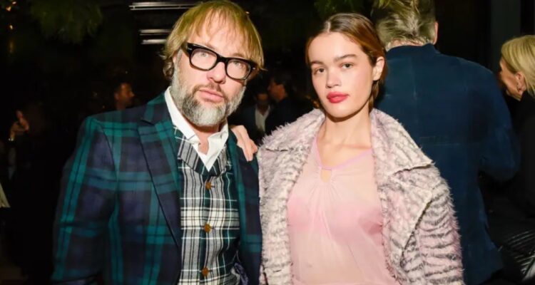 Esposa de exbajista de Maroon 5 lo acusa de enviar mensajes sexuales a menores: sufrió brutal agresión