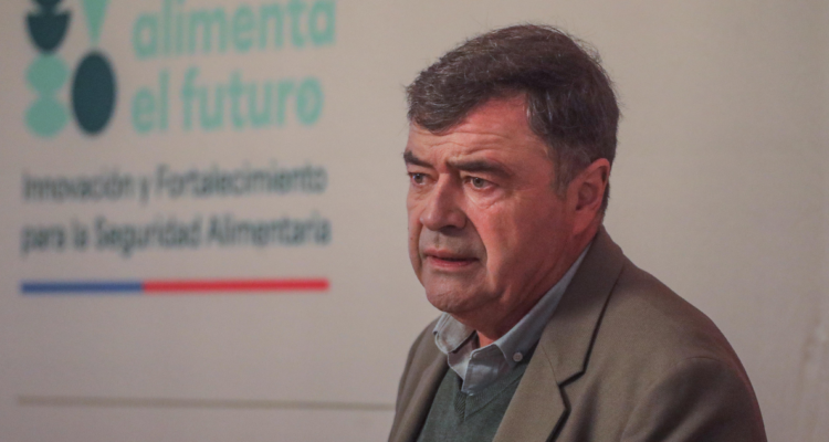 Esteban Valenzuela sale del Ministerio de Agricultura tras descuelgue del FRVS de lista oficialista