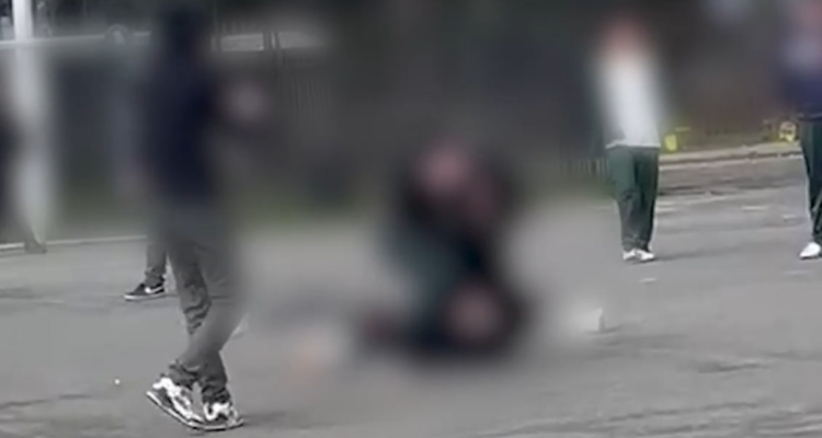 Estudiante termina con convulsiones tras brutal pelea con su compañero en colegio de Coronel
