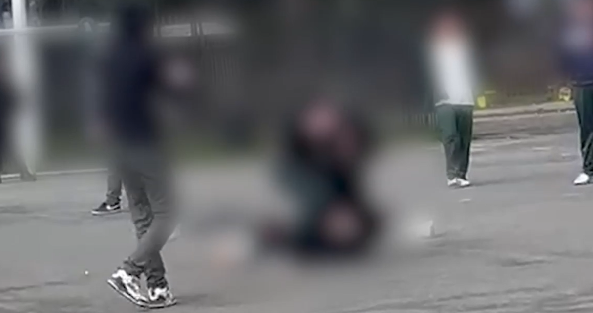 Estudiante termina con convulsiones tras brutal pelea con su compañero en colegio de Coronel