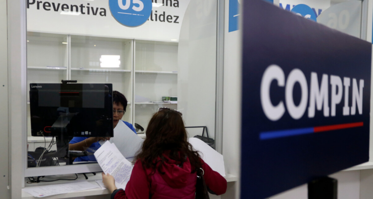 Expulsan y bloquean ingreso a 281 médicos extranjeros que emitieron licencias falsas en Chile