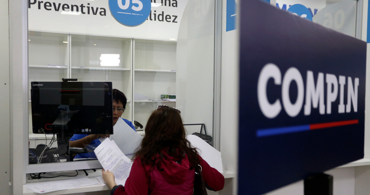 Expulsan y bloquean ingreso a 281 médicos extranjeros que emitieron licencias falsas en Chile