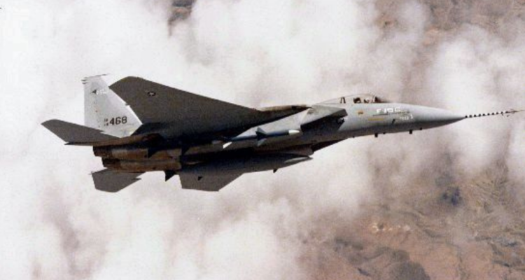 McDonnell Douglas F-15C en pleno vuelo