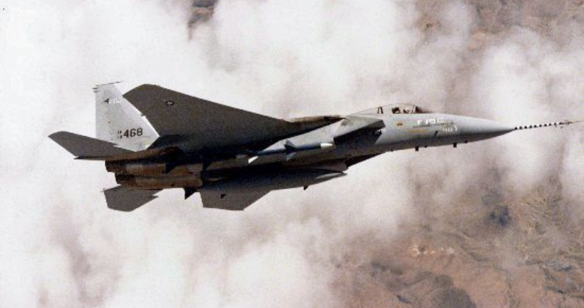 McDonnell Douglas F-15C en pleno vuelo