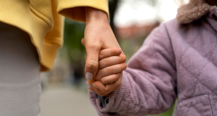 Quiénes pueden ser familias de acogida y cuáles son los requisitos: hay más de 5 mil menores esperando