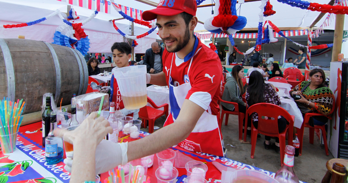 ¿Sacarán cuentas alegres? Conoce las fondas que tendrá el Gran Santiago por las Fiestas Patrias 2025