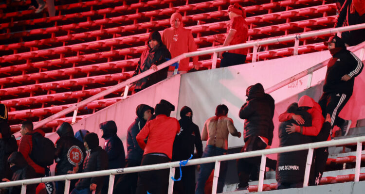 Foto de contexto sobre posibles sanciones para La U e Independiente por desastre en Avellaneda por Copa Sudamericana