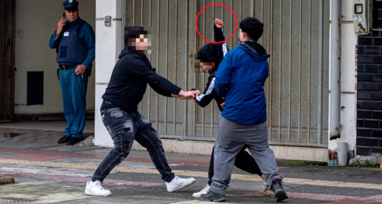 Captan brutal pelea de estudiantes en pleno centro de Puerto Montt: uno usó un arma blanca