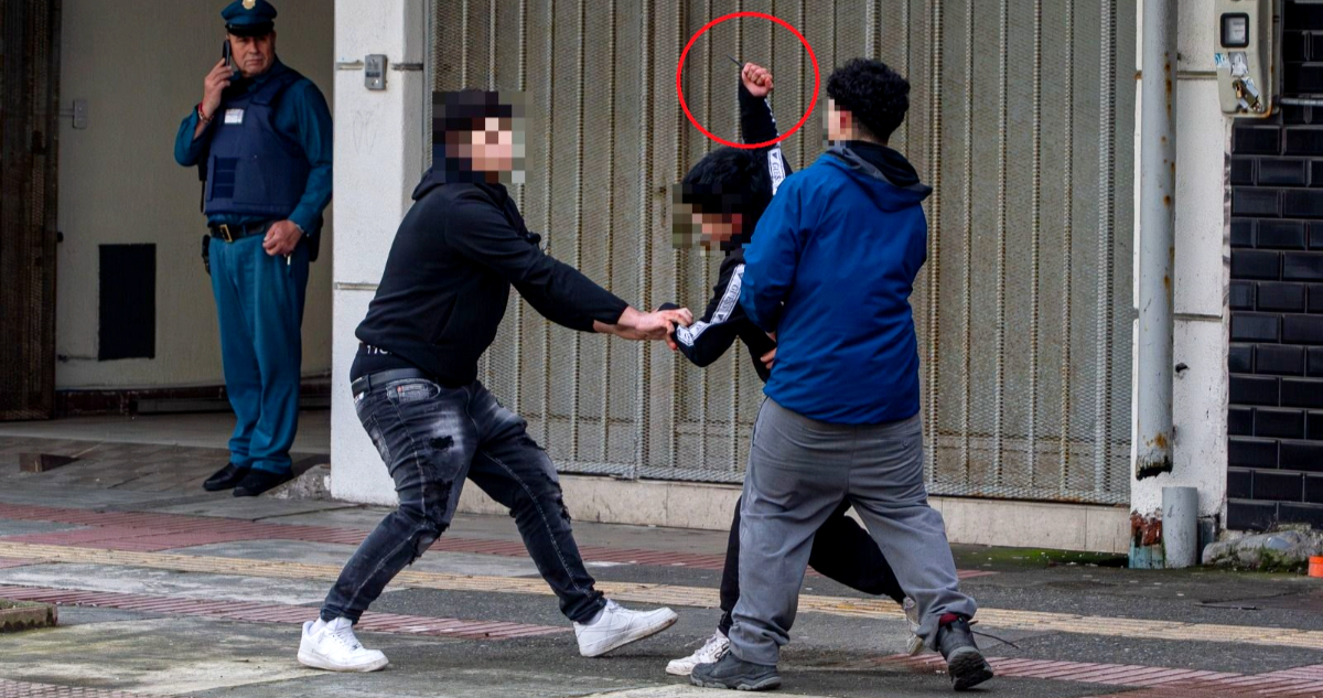 Captan brutal pelea de estudiantes en pleno centro de Puerto Montt: uno usó un arma blanca