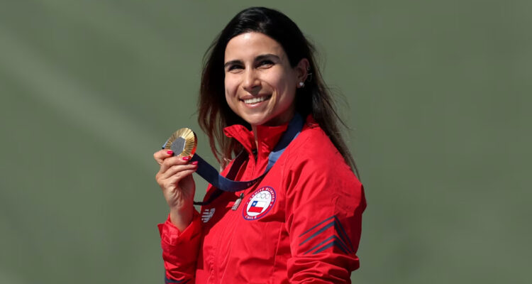Francisca Crovetto con medalla de oro en París 2024