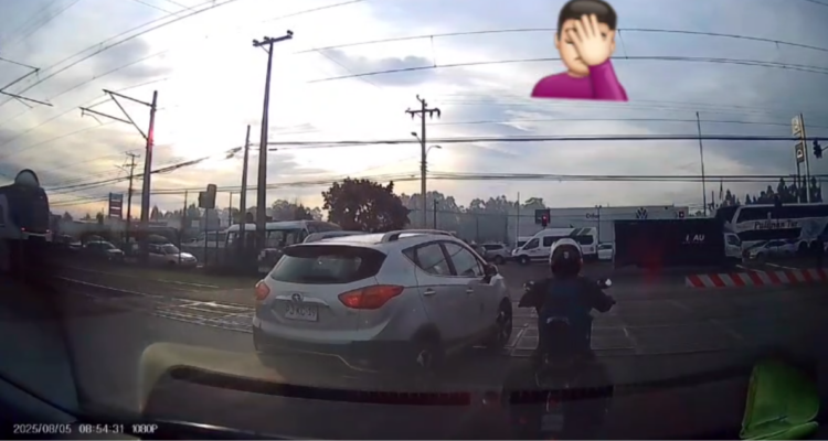 Bío Bío: Captan a funcionario municipal pasando por cruce ferroviario mientras barreras estaban abajo