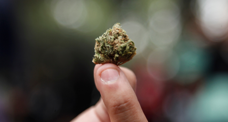 Sorprenden a estudiante de 16 años vendiendo droga al interior de colegio en Hualqui