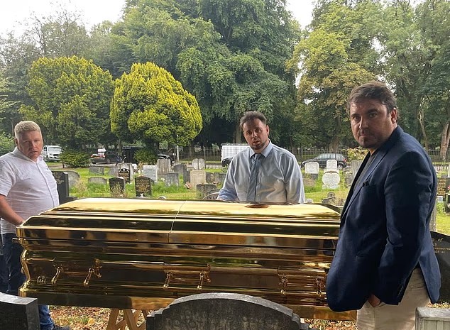Ataúd de oro y caravana de Rolls-Royce: el ostentoso funeral que tuvo empresario gitano en Reino Unido