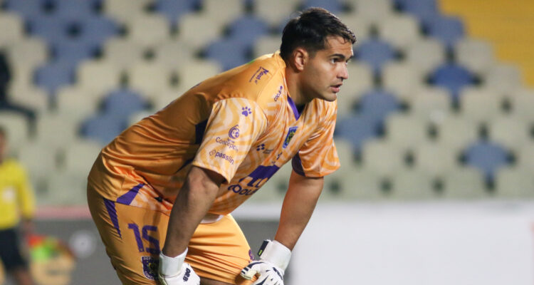 Gastón Chila Gómez atajando en Deportes Concepción