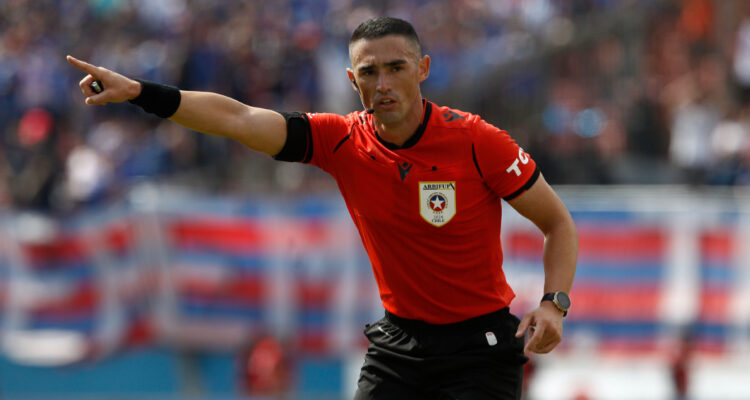 Gaston Phillipe dirigiendo en el Campeonato Nacional