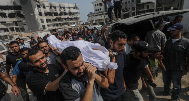 Palestinos llevan el cuerpo del difunto corresponsal de Al Jazeera, Mohammed Qreiqeh, durante su funeral, frente al Hospital Al-Shifa en la ciudad de Gaza