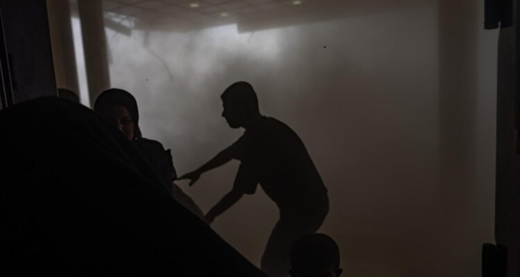 Palestinos huyen tras un ataque aéreo israelí contra el Hospital Nasser