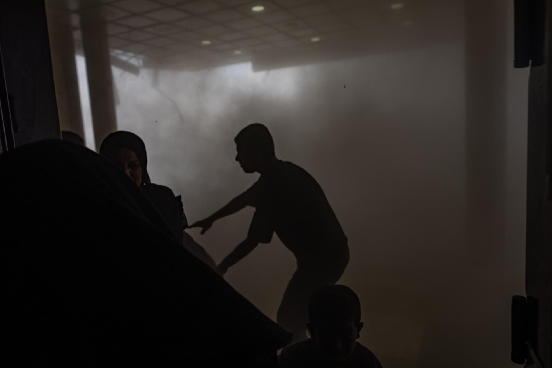 Palestinos huyen tras un ataque aéreo israelí contra el Hospital Nasser