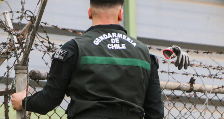 Reo en huelga de hambre apuñaló a gendarme en Rancagua tras fallas de seguridad