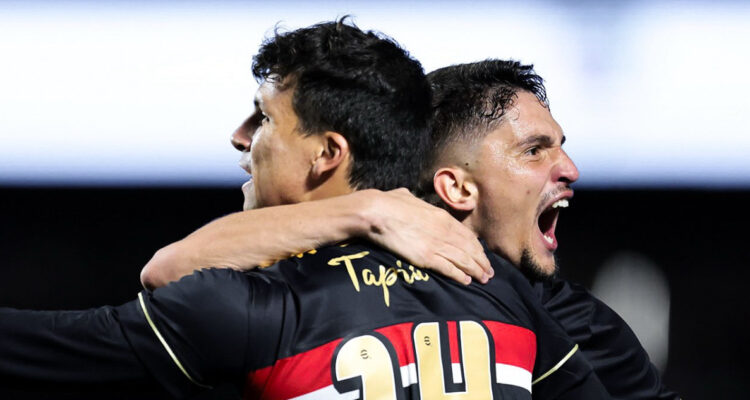 Gonzalo Tapia festeja su gol en São Paulo