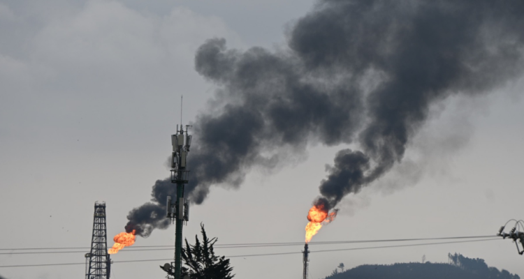 Grandes llamas y estela de humo negro emanaron desde antorchas de Enap: refinería explicó la situación