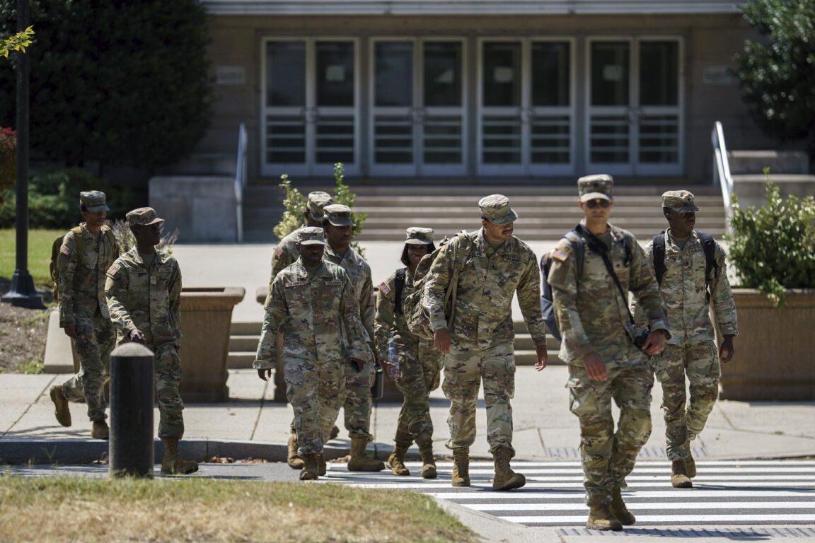 Miembros de la Guardia Nacional en el DC Armory en Washington D.C. 
