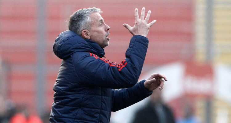 Gustavo Álvarez dirigiendo a La U