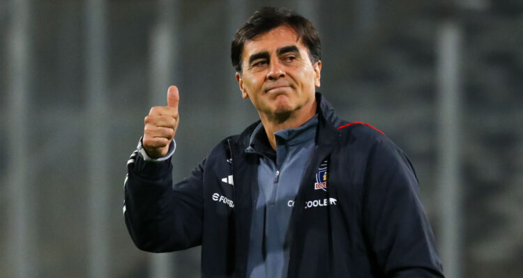 Gustavo Quinteros dirigiendo a Colo Colo en 2023