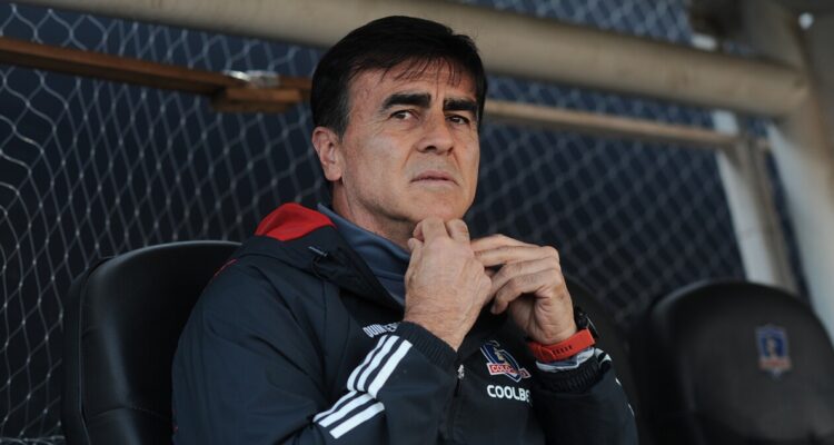 Gustavo Quinteros se acerca a Colo Colo.