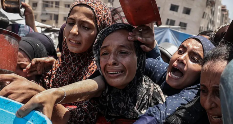 Mujeres claman por comida en medio de la crisis que sacude a la Franja de Gaza