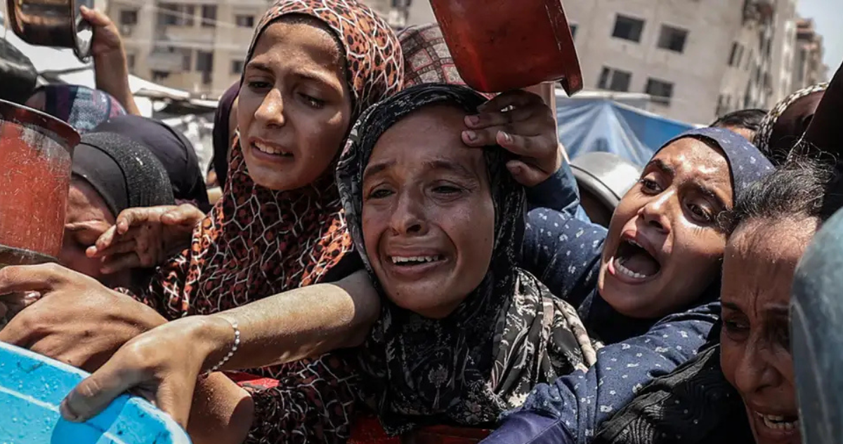 Mujeres claman por comida en medio de la crisis que sacude a la Franja de Gaza