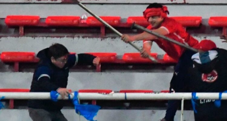 Pablo Mora, el hincha de La U que sufrió fierrazo en la cabeza y cayó desvanecido