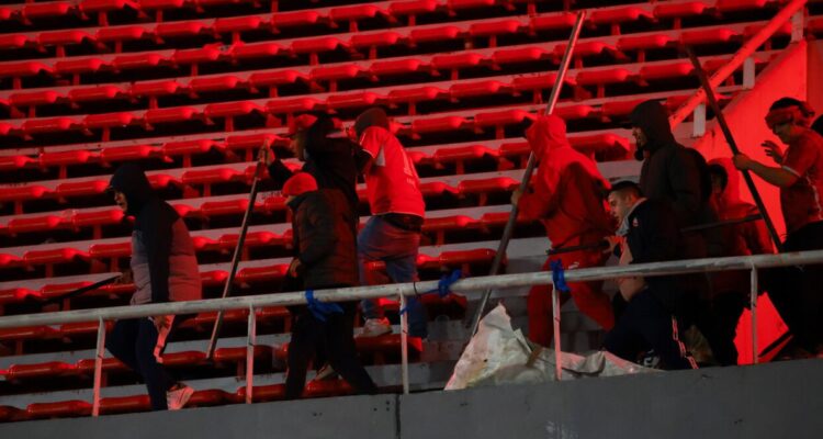 Hincha de La U oriundo de Concepción fue herido en estadio de Independiente.