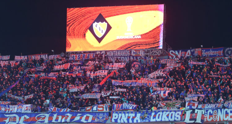 hinchada de La U en partido ante Independiente por Copa Sudamericana
