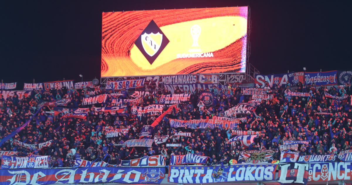 hinchada de La U en partido ante Independiente por Copa Sudamericana