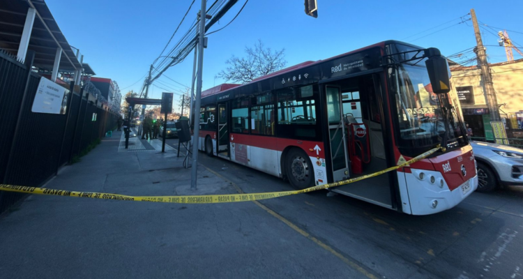 Hombre es asesinado al interior de un bus RED en Santiago