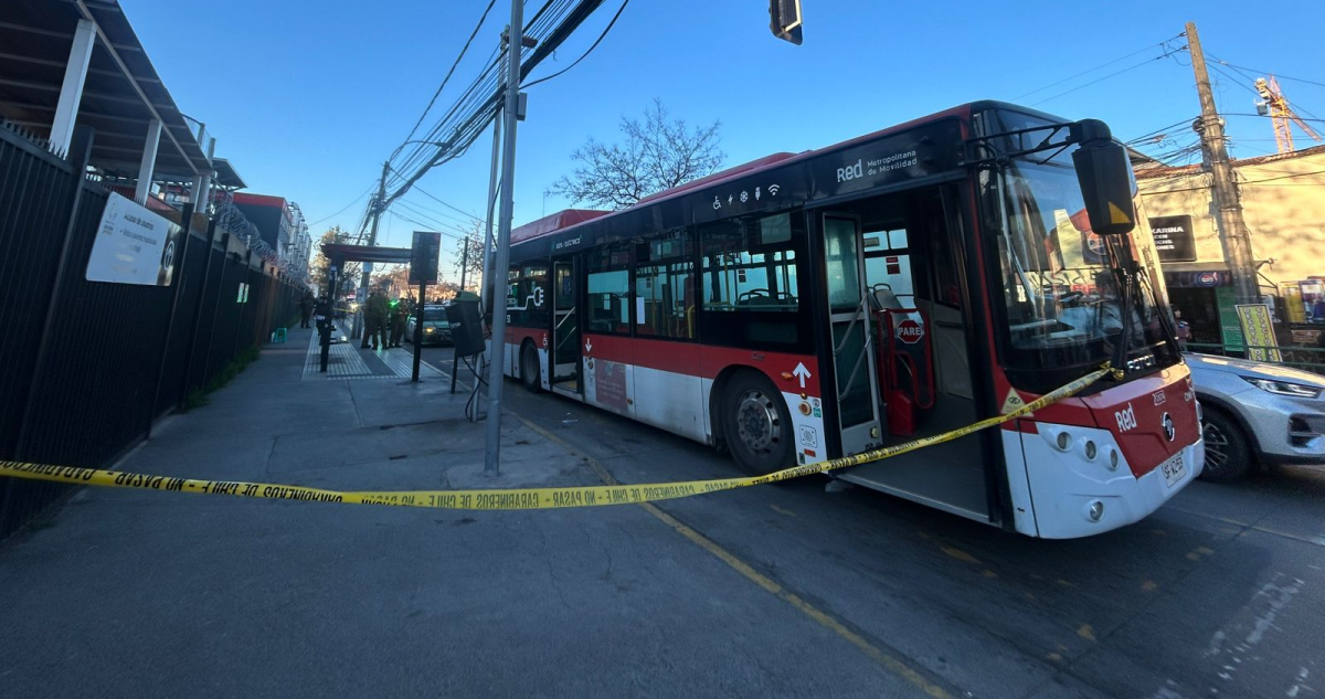 Hombre es asesinado al interior de un bus RED en Santiago