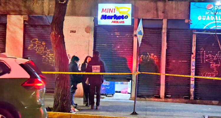 Hombre de origen extranjero muere por múltiples disparos en local comercial en Santiago Centro