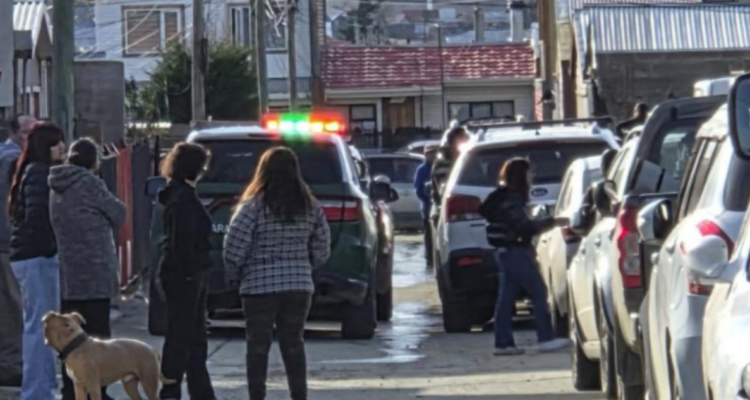 Hombre muere apuñalado en su casa en Punta Arenas: su conviviente fue detenida