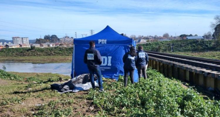 Personal de la PDI en sitio del suceso de homicidio en Villa San Francisco de Concepción