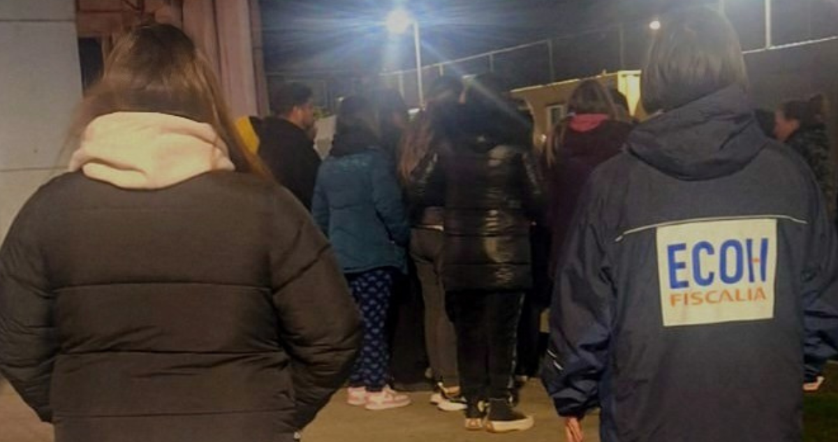 Personas reunidas tras homicidio de mujer en Chiguayante